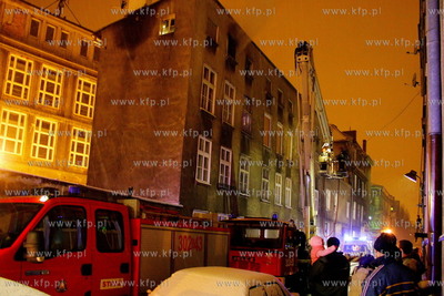 Pozar poddasza uzytkowego kamienicy w Gdansku na Dolnym...