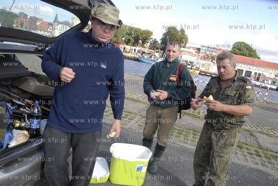 Akcja ratunkowa wedkarzy z jachtu motorowego, ktory...