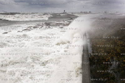 Sztormowa pogoda w Gdansku. Plaza na Westerplatte,...
