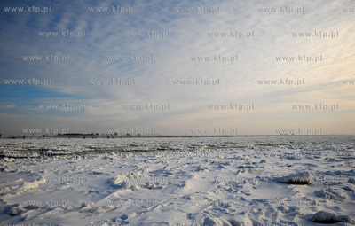 Wyspa Sobieszewska. Swibno. Rzeka Wisla skuta lodem.25.01.2010fot....