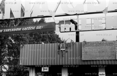 Strajk w Stoczni Gdanskiej im Lenina. Nz. tablice z...