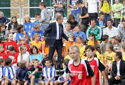 Premier Donald Tusk kibicowal mlodym pilkarzom podczas...