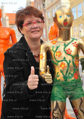 200 naturalnej wielkosci manekinow symbolizujacych...