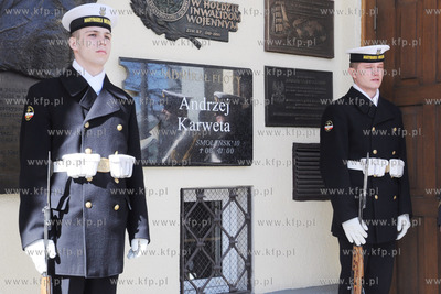 Gdynia. Zlozenie wiencow i wiazanek kwiatow pod Plyta...