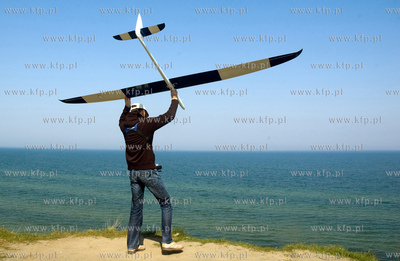 Trojmiejscy mlosnicy szybowcow  sterowanych radiem...