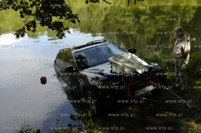 Strazacy wyciagneli ze stawku przy ul. Arciszewskiego...