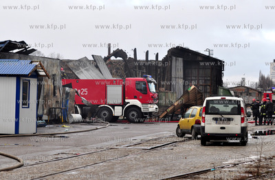 Gdansk. Dogaszanie pozaru na terenie Stoczni Gdanskiej...