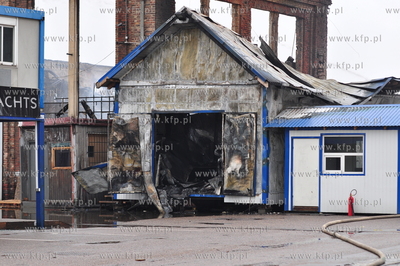 Gdansk. Dogaszanie pozaru na terenie Stoczni Gdanskiej...
