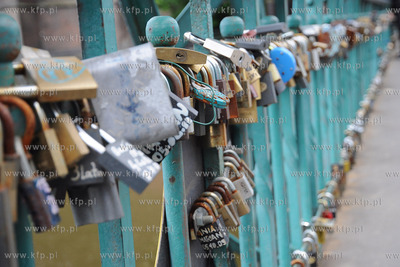 Wroclaw. Most Tumski na ktory mlode pary przyjezdzaja...