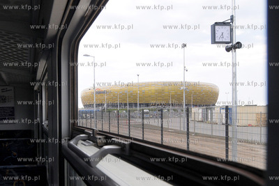 Pierwsi kibice przyjechali w czwartek kolejka SKM do...