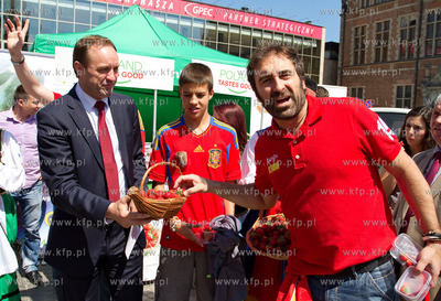 Gdansk. Targ Weglowy. Kampania promujaca truskawke...