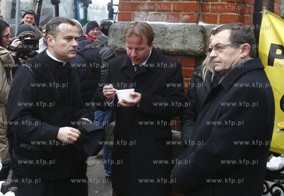 Szczecin. Wigilia rolnikow protestujacch przed siedziba...