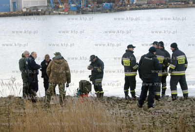 Akcja ratowania wedkarzy dryfujacych na krze w poblizu...