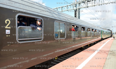 Przejazd pociagiem specjalnym, ciagnietym przez parowoz...