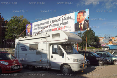 Antoni Fila z kolejnym banerem pod siedzibą prokuratury...