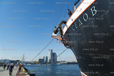 Gdynia. Zacumował przy nabrzeżu Pomorskim, w miejscu...