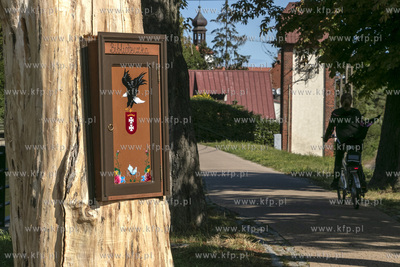 Biblioteczka w wyschniętym drzewie nad Kanałem Raduni...