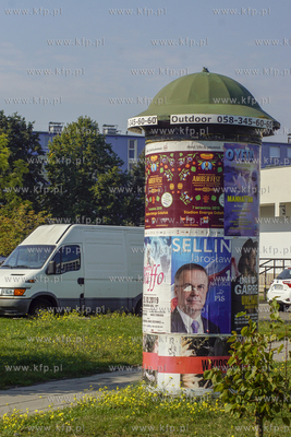 Gdańsk, Przymorze ul. Kołobrzeska. Reklamy wyborcze...