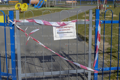 Gdynia. Puste parki i place zabaw w dzielnicach Cisowa...