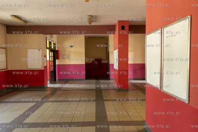 Kasy biletowe i poczekalnia na dworcu PKP w Pruszczu...