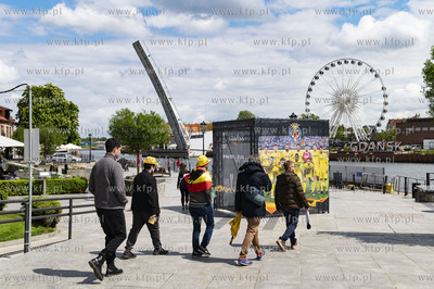 Kibice Manchester United i Villarreal CF spacerujący...