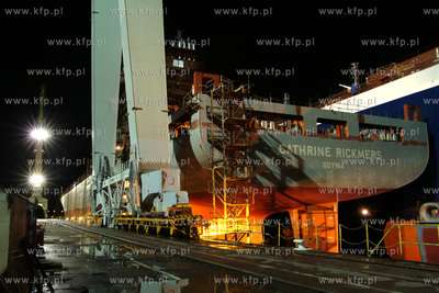 Stocznia Gdynia S.A, suchy dok SD II. Wodowanie dwoch...