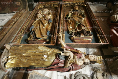 Uratowane zabytki ze spalonego kosciola sw. Katarzyny...