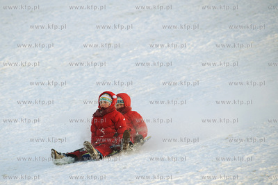 Zimowe szalenstwo w Wiezycy. Zjazd na byle czym.
4.01.2009
fot....