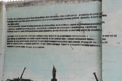 Na murach bylej Stoczni Gdanskiej widnieja w postaci...