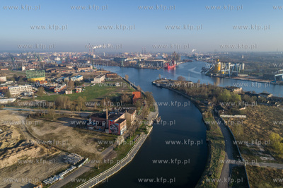 Gdansk, Motlawa wpływajaca do kanalu portowego. 10.04.2017...