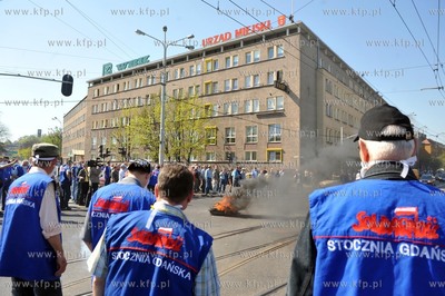 Plonace opony i petardy w srodku miasta to efekt pikiety...