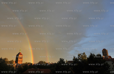 Tecza nad Gdanskiem po przejsciu burzy. NZ. kosciol...