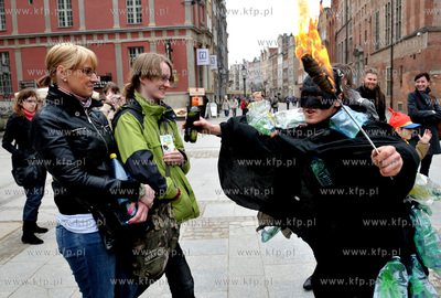 Gdansk. Dlugi Targ w okolicy fontanny Neptuna. Happening...