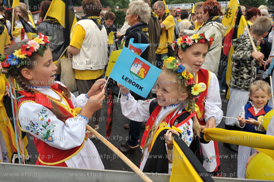 XIII Swiatowy Zjazd Kaszubow w Leborku. Barwny korowod...