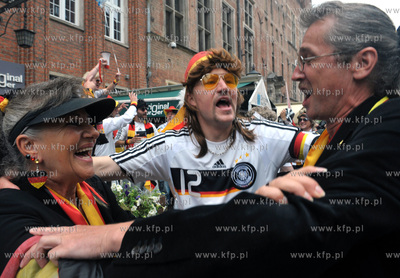 Ulica Dluga w Gdansku. Niemieccy kibice na ulicach...