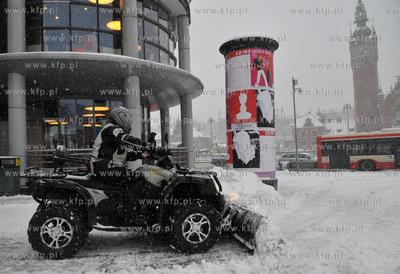 Gdansk zima. Quad jako plug odsnieza teren wokol Multipleksu...