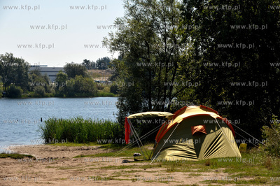Namiot rozbity nad Wrobla Staw w Gdansku Jasieniu niedaleko...