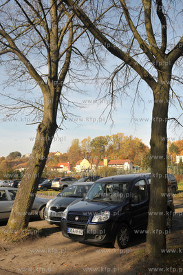 Zukowo. Parking przed kosciolem WNMP.  21.10.2012 Fot....