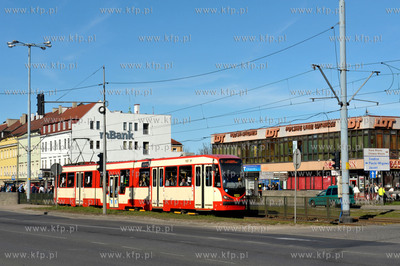 Gdansk. Tramwaj na ul. Waly Jagiellonskie. W glebi...