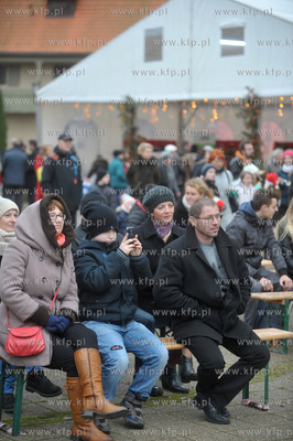 Jarmark Swiateczny na placu Mariackim przy kosciele...