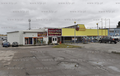 Gdańsk. Centrum Handlu Chrobry i sklep Biedronka na...