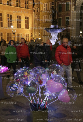 Gdańsk. Swiecące balony, wieczorną atrakcją oferowaną...