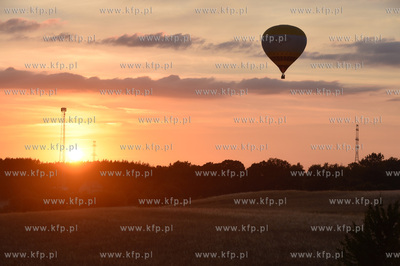 Grabowo na Kaszubach. Balon unoszoncy się nad polami....