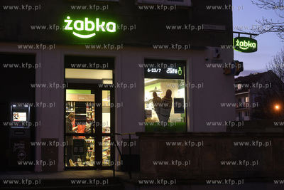 Sklep sieci Żabka na Targu Rybnym na Głównym Mieście...