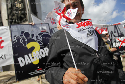 Gdansk. Manifestacja przedstawicieli NSZZ Solidarnosc...