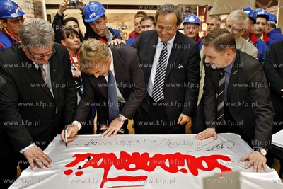 Delegaci UEFA z prezydentem Michaelem Platinim byli...