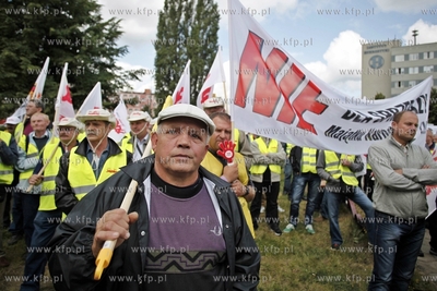 Gdansk. Demonstracja pracownikow firmy energetycznej...