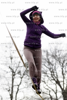 Ela Ostrowska trenuje slackline, czyli chodzenie po...