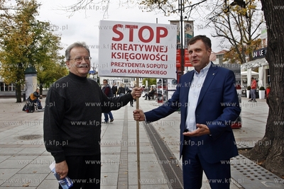 Sopot. Spacer prezydentow Gdanska Pawla Adamowicza...