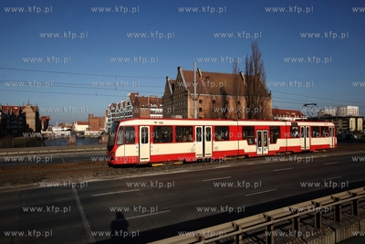 Tramwaj na moście nad Motławą w ciagu ulicy Podwale...